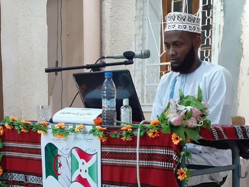 الطالب البوروندي رمضان بن إبراهيم بانكونغك يتميز في مناقشة بحث تخرج عن واقع مراكز رعاية الأيتام لغرس القيم الإسلامية في دولة بوروندي