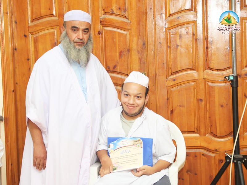 صورة معبّرة لتكريم ذوي الهمم من قدماء طلبة معهد عمي سعيد 