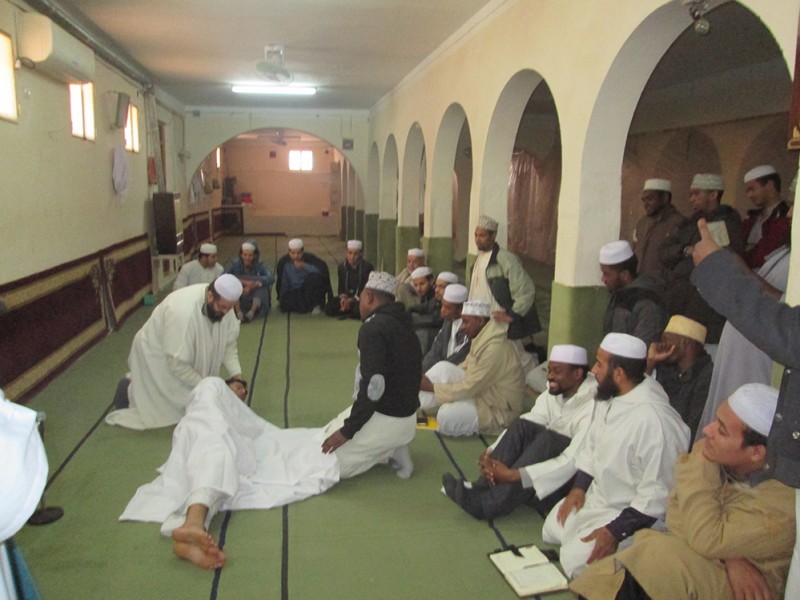 إدارة معهد الدراسات الإسلامية والحضارية تنظم دورة للطلبة  في كيفية غسل الموتى وتكفينهم