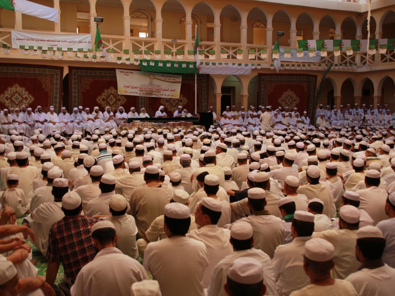 عاجل: يمكنكم متابعة حفل اختتام السنة الدراسية 2015-2016 عبر الرابط أدناه