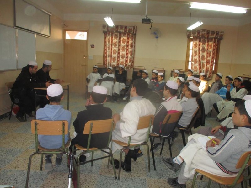 الدكتور بشير بن صالح حمودة يعرض جوانب من تكوينه على طلبة النادي الفلكي بمعهد عمي سعيد